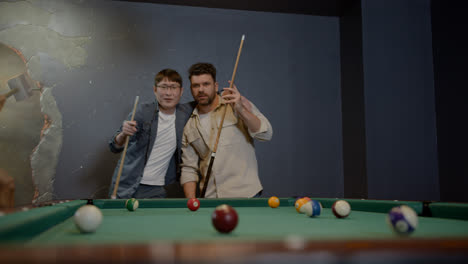 Glückliche-Männer-Spielen-Snooker