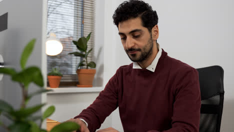 Businessman-working-with-the-computer