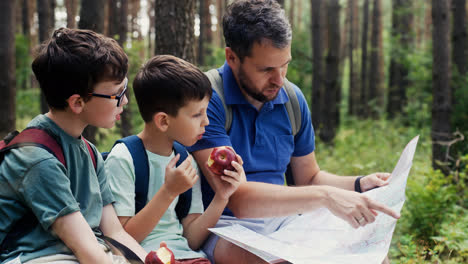 Kids-eating-apples-at-the-forest