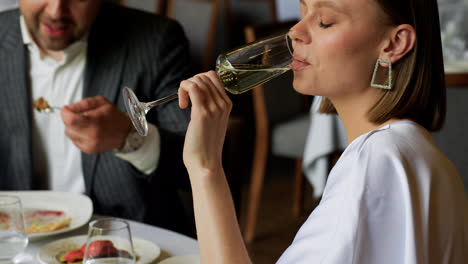 Woman-drinking-champagne