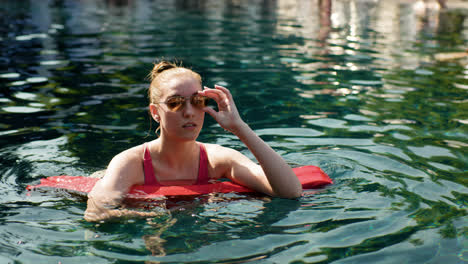 Woman-swimming-with-float