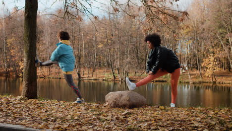 Chicas-Jóvenes-Estirándose-En-El-Parque