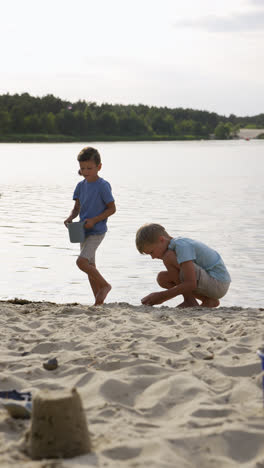 Niños-Jugando-En-La-Playa