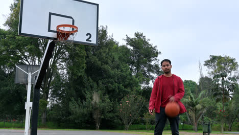 Hombre-Con-Baloncesto