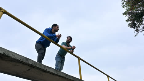 Hombres-Hablando-Al-Aire-Libre