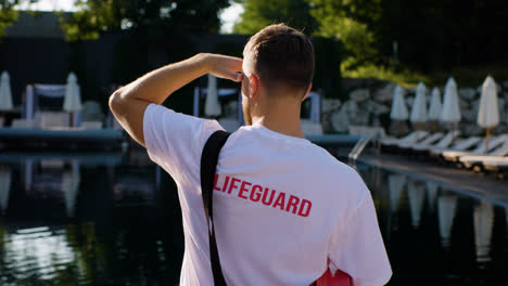 Lifeguard-looking-around-the-swimming-pool