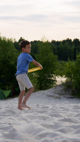 Junge-Spielt-Frisbee-Am-Strand