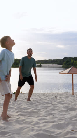 Vater-Und-Söhne-Spielen-Am-Strand