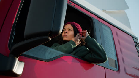 Woman-looking-herself-in-the-rear-mirror