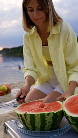 Woman-cutting-watermelon-on-the-beach