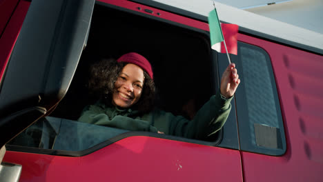 Mujer-Ondeando-La-Bandera-De-Italia