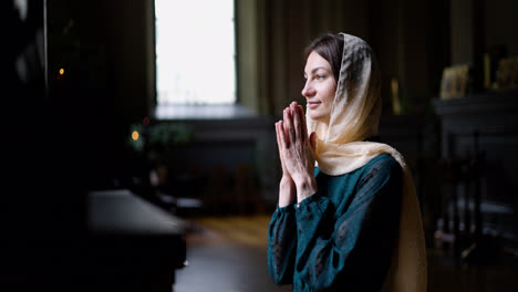 Woman-praying-on-her-knees
