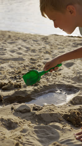 Jungs-Spielen-Am-Strand