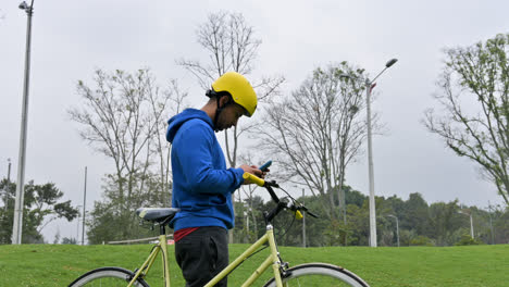 Lateinamerikanischer-Radfahrer-Im-Park