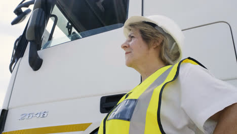 Mujer-Posando-Al-Lado-Del-Camión