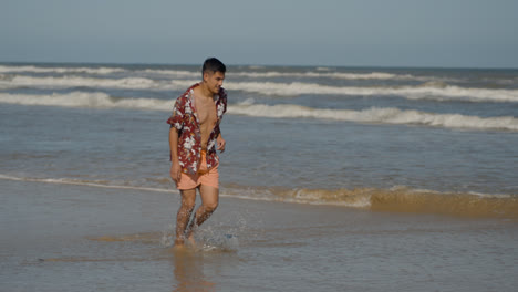 Young-man-running-on-the-sand