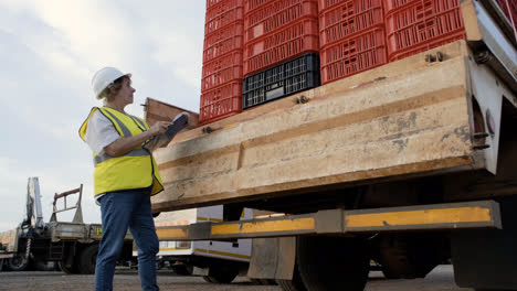 Mujer-Joven-Revisando-Inventario