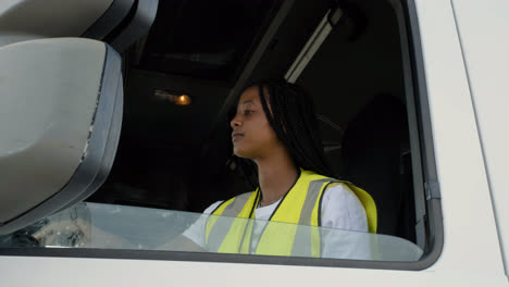 Driver-sitting-on-her-truck