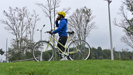 Lateinamerikanischer-Radfahrer-Im-Park