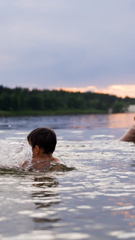 Vater-Und-Sohn-Schwimmen-Im-See