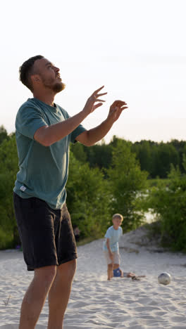 Paar-Spielt-Am-Strand