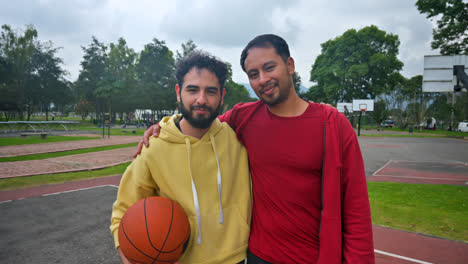 Hombres-Latinos-Posando-Al-Aire-Libre