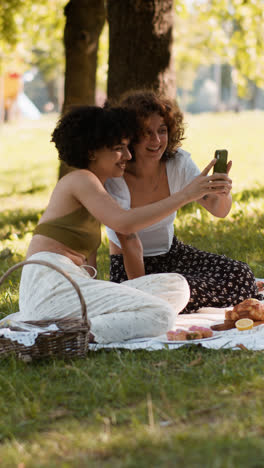 Couple-taking-pictures-in-the-park