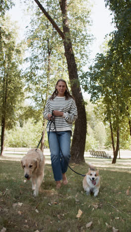 Frau-Mit-Zwei-Hunden