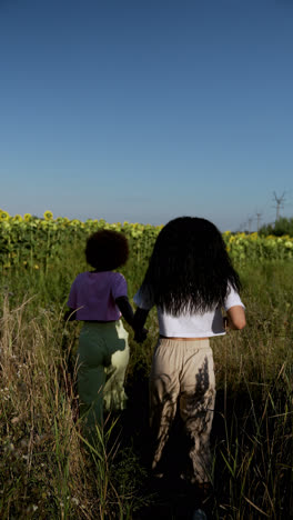 Mujeres-En-Un-Campo-De-Girasoles