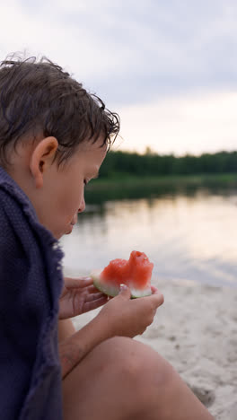 Kind-Isst-Wassermelone