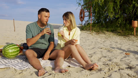 Couple-having-picnic-on-the-beach