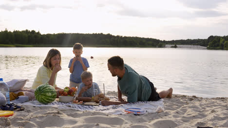 Family-having-picnic-on-the-beach