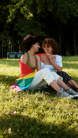 Pareja-Con-Bandera-Del-Orgullo-En-El-Parque