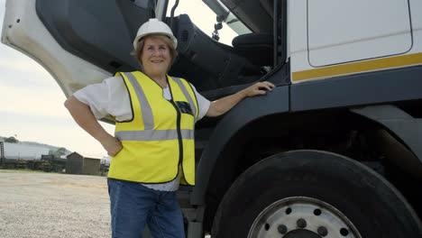 Frau-Posiert-Neben-Dem-LKW