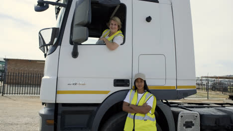 Frauen-Posieren-Mit-LKW-Führerhaus