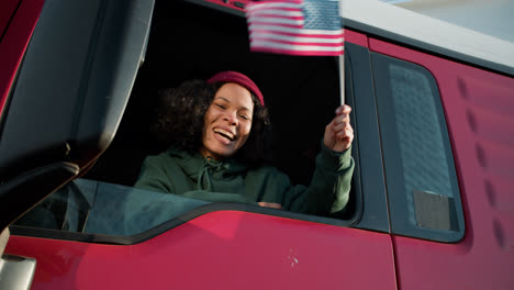 Frau-Schwenkt-USA-Flagge