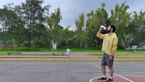 Dos-Hombres-Hidratándose-Al-Aire-Libre