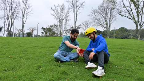 Zwei-Männer-Sitzen-Auf-Dem-Gras