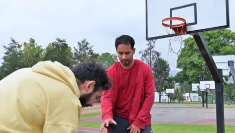 Hombres-Jugando-Baloncesto