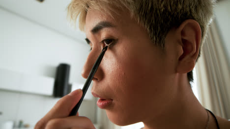 Asiatische-Person,-Die-Zu-Hause-Make-up-Verwendet