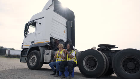 Weibliche-LKW-Fahrerinnen-Essen-Snacks