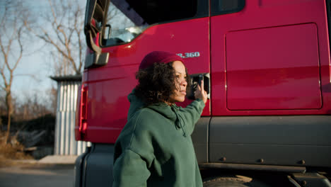 Fahrer-Steigt-Aus-Dem-LKW