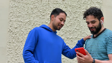 Man-putting-earpods-on-at-the-street