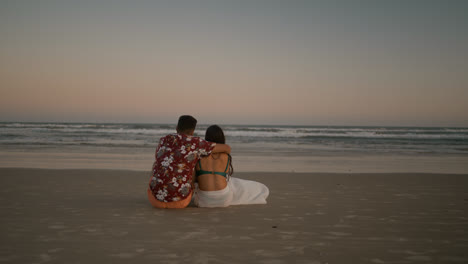 Glückliches-Paar,-Das-Auf-Dem-Sand-Sitzt