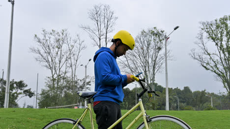 Lateinamerikanischer-Radfahrer-Im-Park