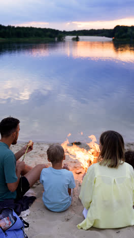 Family-eating-sausages-on-the-beach