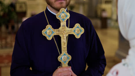 Priester-Hält-Heiliges-Kreuz
