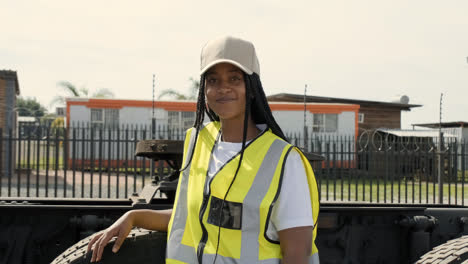 Mujer-Sonriente-Posando-Con-Cabina-De-Camión