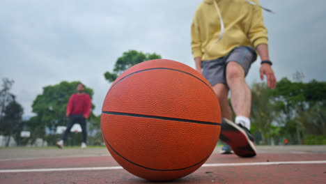 Hombres-Jugando-Baloncesto