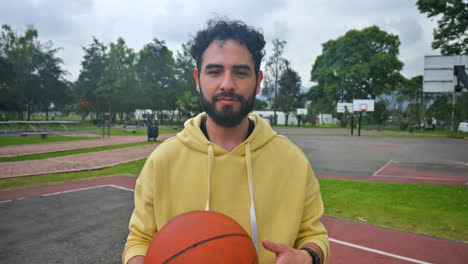 Latin-Guy-Posiert-Mit-Basketball-Im-Freien